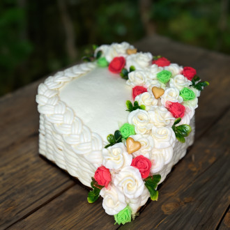 Exkluzivní sýrový dort na dřevěném podnosu: kostka