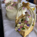 Exkluzivní sýrový dort na dřevěném podnosu: košík na první svaté přijímání pro holčičku
