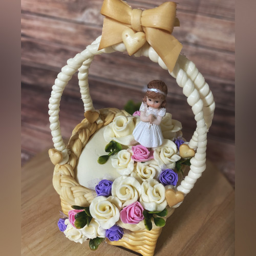 Exkluzivní sýrový dort na dřevěném podnosu: košík na první svaté přijímání pro holčičku