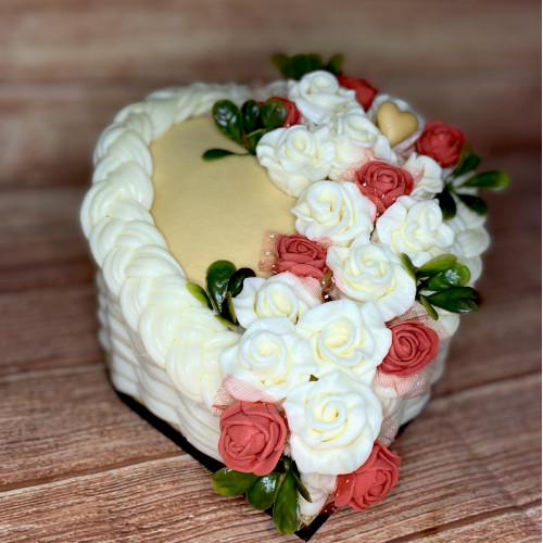 Exkluzivní sýrový dort na dřevěném podnosu: malé srdce - červené